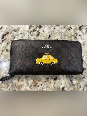COACH F57822 NYC TAXI ZIP AROUND LONG WALLET Rare to find